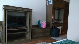 Tv dan almari dalam bilik Century Pines Resort
